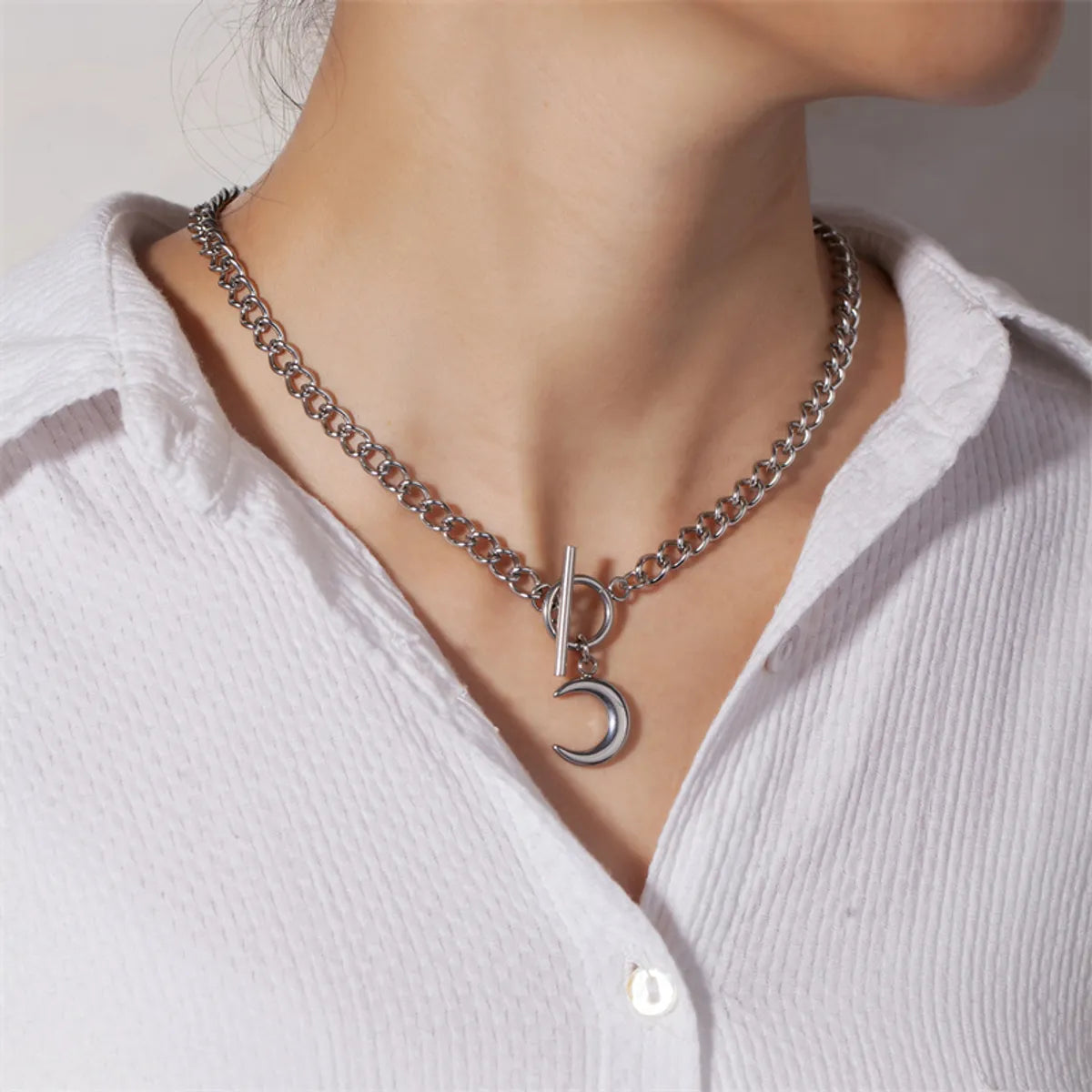 Women’s pearl necklace-Simple Style Classic Style Moon Stainless Steel Pendant Necklace In Bulk