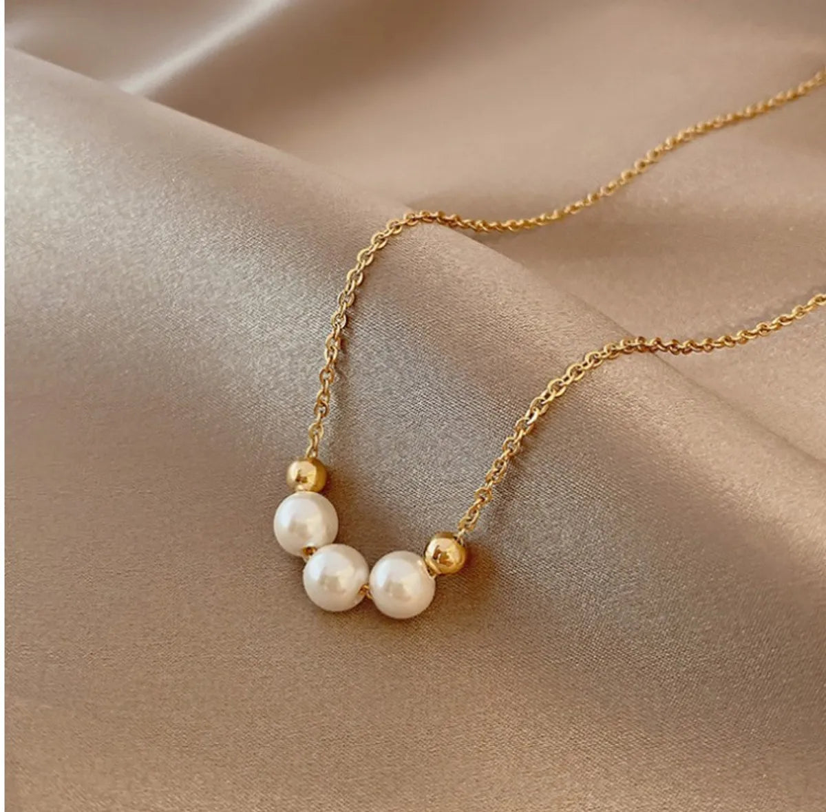 Women’s designer charm necklace-Fashion Simple Short Bead Clavicle Chain Pearl Golden Necklace