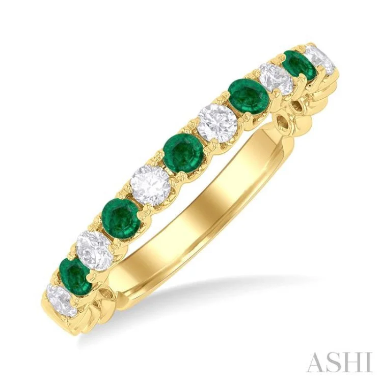 Women’s bridal engagement ring-2.25 MM Emerald and 1/4 ctw Round Cut Diamond Precious Wedding Band in 14K Yellow Gold