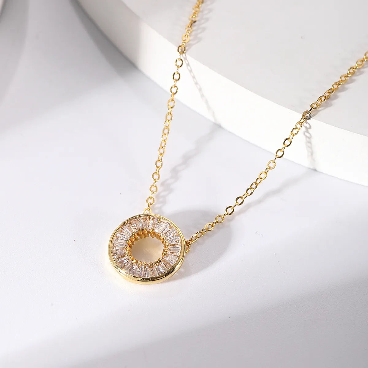 Women’s crystal pendant necklace-Classic Style Circle Copper 18k Gold Plated Zircon Pendant Necklace In Bulk