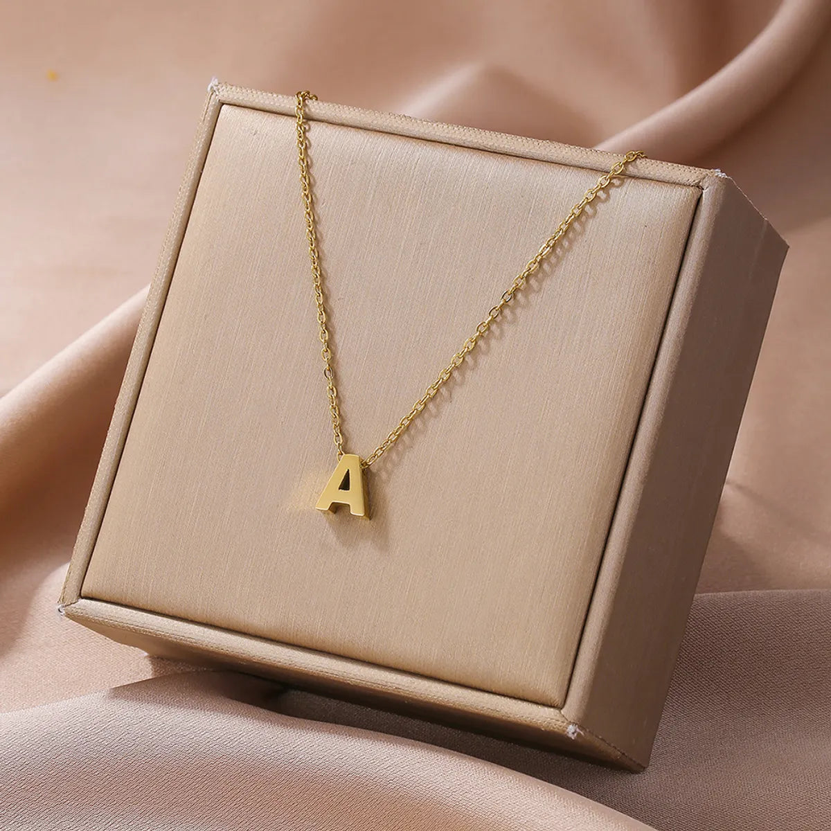 Women’s matching gold necklace-Elegant Simple Style Letter Copper Plating 18k Gold Plated Pendant Necklace